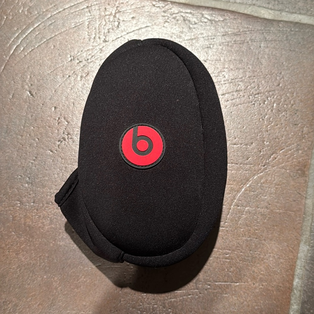 Beats by Dr. Dre headphone earphone carrying matte zip case with charging wire